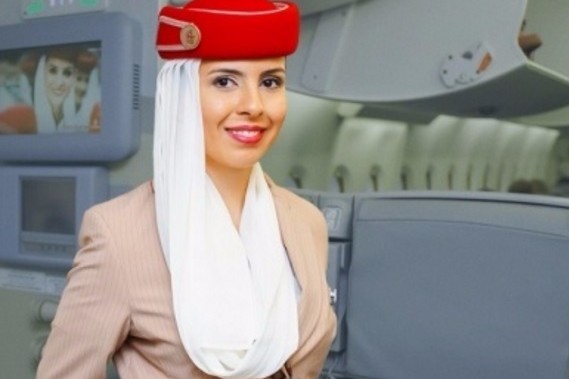 De ce țin stewardesele mâinile la spate atunci când pasagerii urcă în avion
