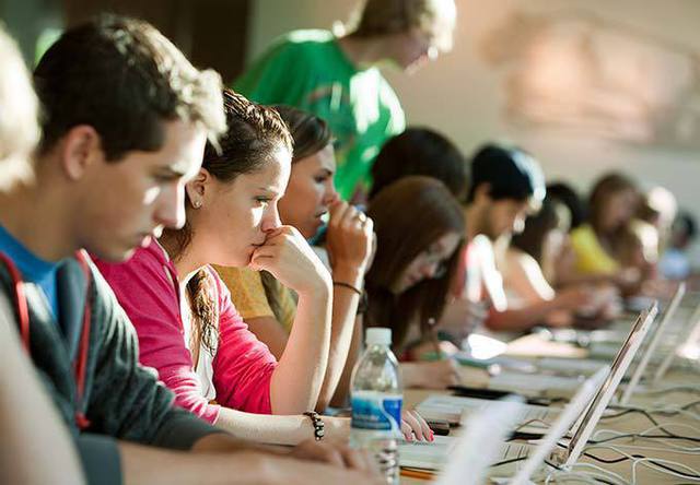 Facultatea din România de unde tinerii se angajează pe salarii de 4.000 de lei pe lună, fără experiență