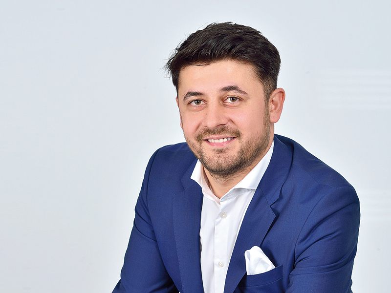 A riscat toți banii familiei pentru a vinde produse de care nu auzise nimeni. Acum e milionar
