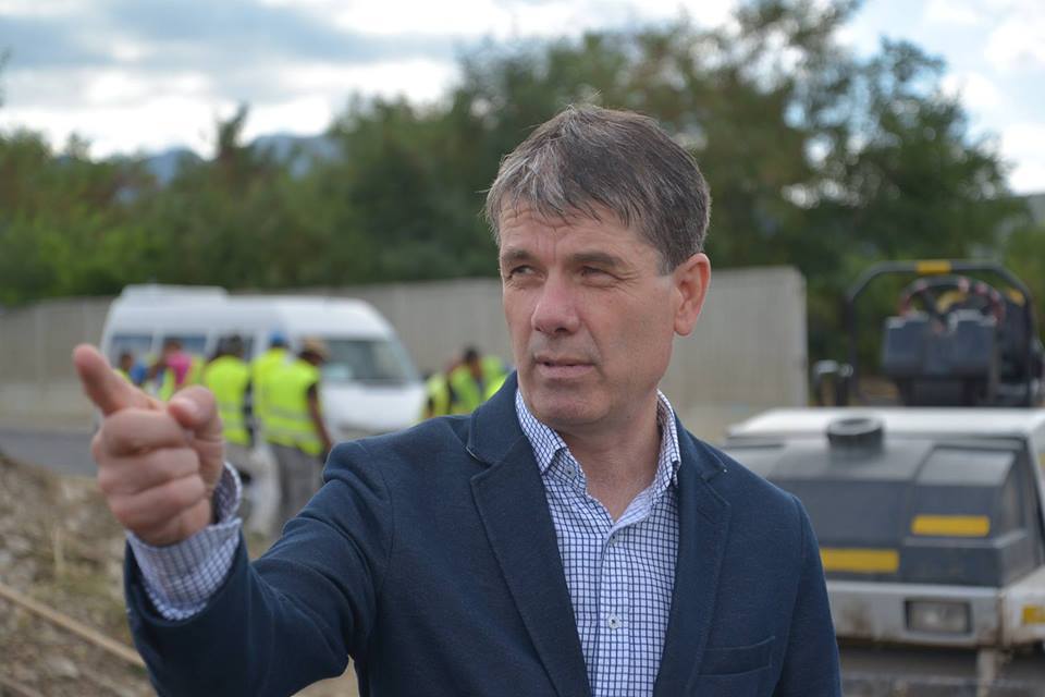 Un primar din România, acuzat că folosea mașinile primăriei în scop personal. Amenzile erau puse în cârca angajaților