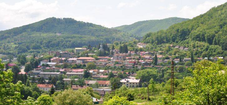 Unde poți cumpăra in România  un bloc cu patru etaje cu 13.000 de euro