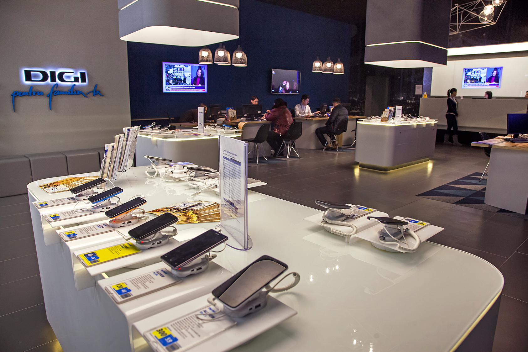 Digi atrage noi clienți oferind sume de bani și telefoane gratis