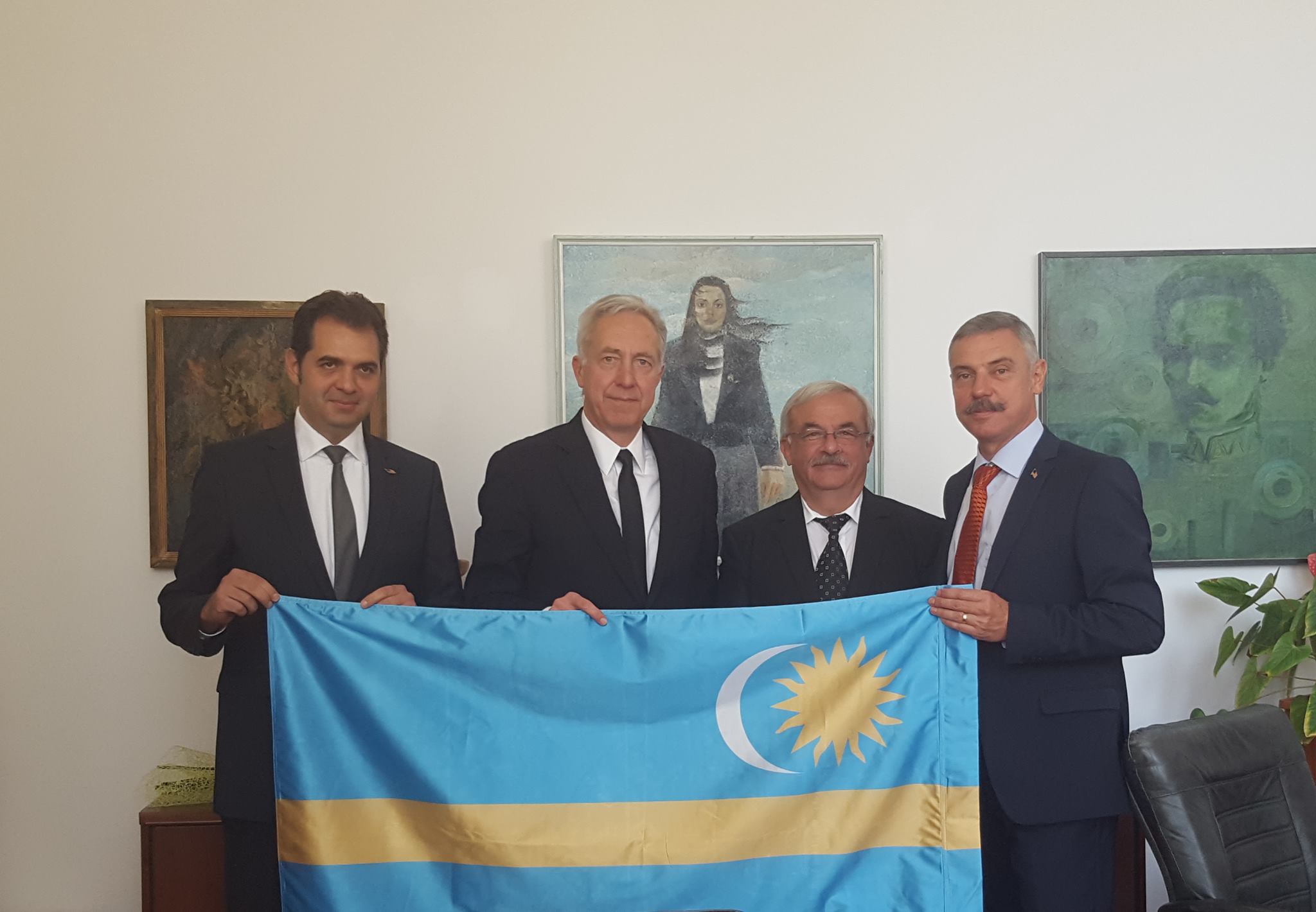 Scandal după ce ambasadorul SUA în România s-a fotografiat cu steagul Ținutului Secuiesc