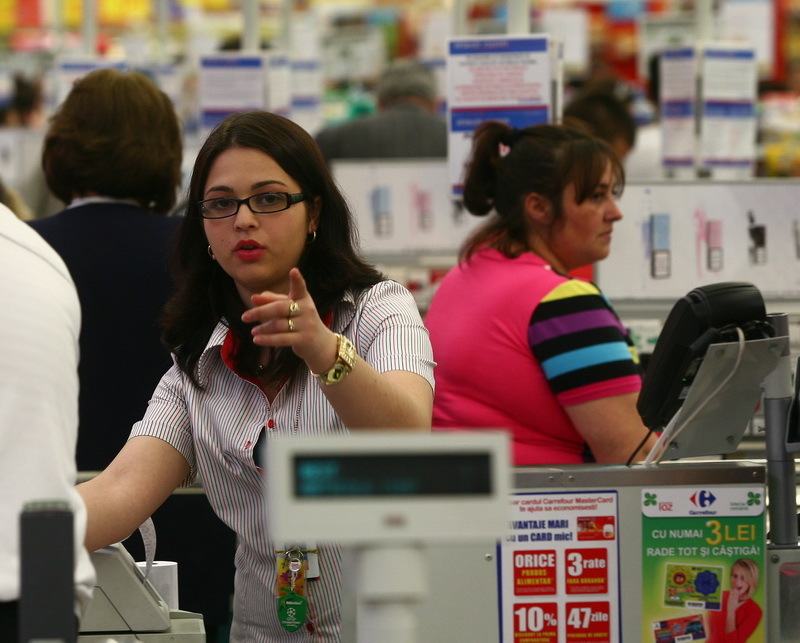 Răsturnare de situație pe piața muncii: salariile de start în supermarketuri, la bătaie cu cele din bănci
