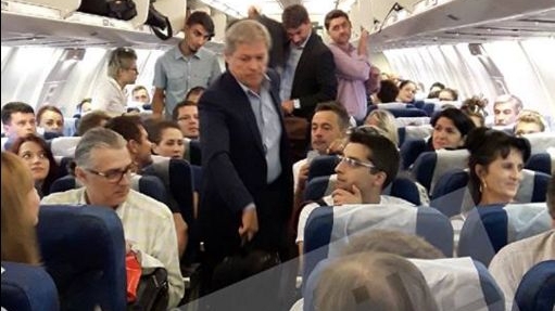 Este Cioloș un exemplu de premier? A călătorit la Munchen cu o cursă de linie la clasa Economic