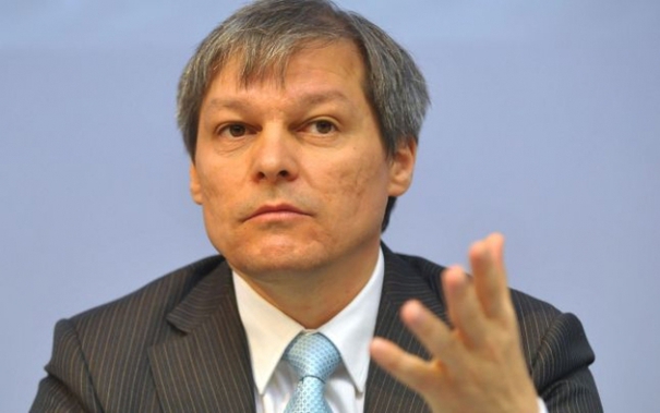 Cioloș răspunde unui utilizator de Facebook care-l trimitea la Bruxelles: "Nicio grijă, nu merg nicăieri. Mai am treabă aici"