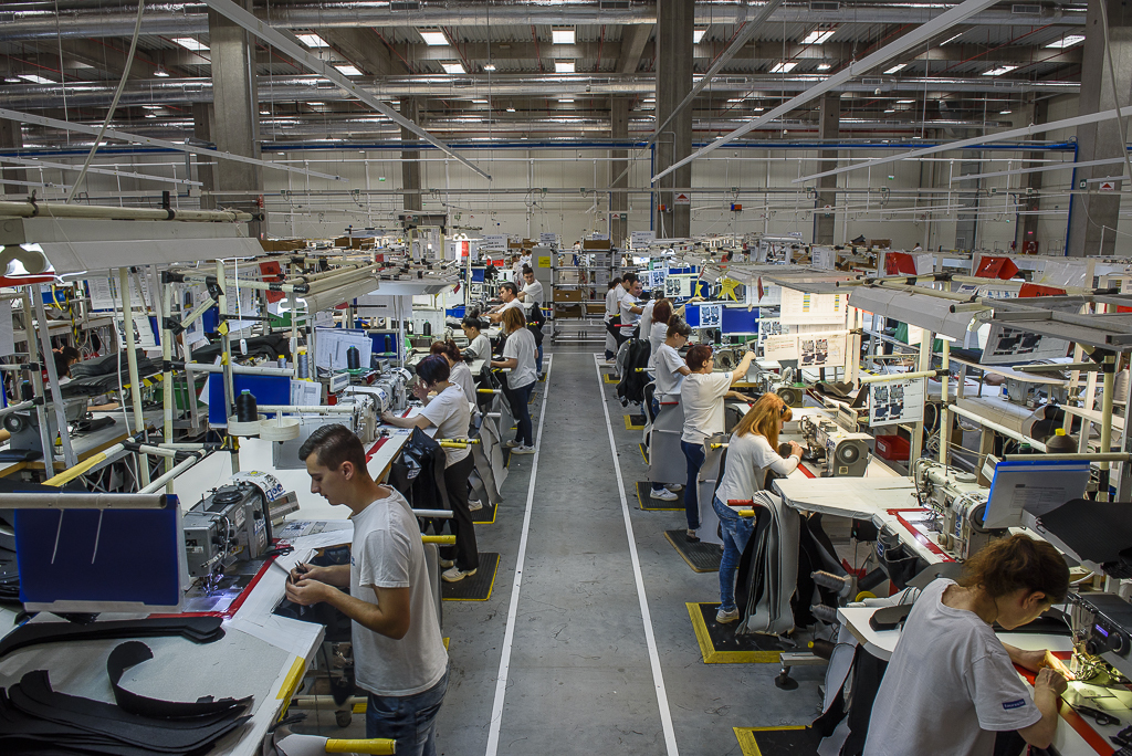 Faurecia inaugurează o nouă fabrică în România, în urma unei investiții de 12 milioane de euro. În 2016, 280.000 de mașini vor fi echipate cu tapițerii produse la Râmnicu Vâlcea