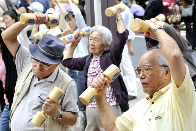32.000 de persoane din Japonia au împlinit 100 de ani în 2016, iar economia țării nu poate face față