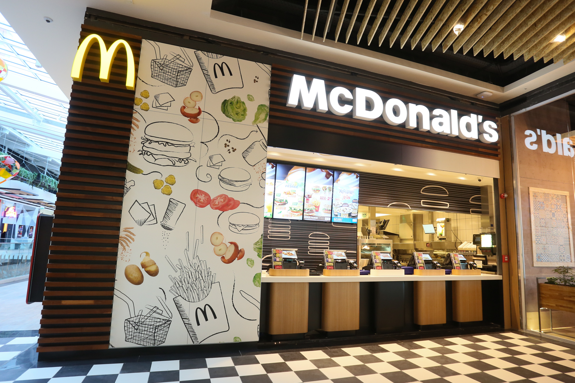 McDonald's dechide primul restaurat cu McCafe dintr-un centru comercial