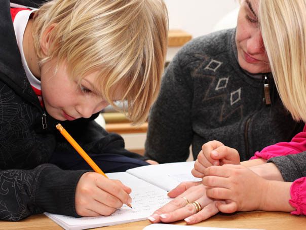 FOCUS: Homeschooling în România, între pedeapsa cu închisoarea și plăți de mii de dolari