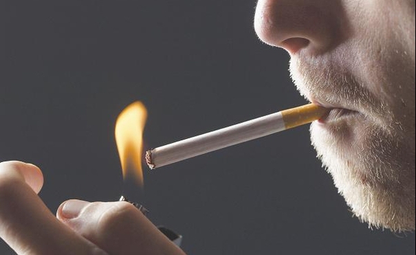 Soferii care fumează în mașină în prezența copiilor sau a femeilor însărcinate ar putea fi amendați
