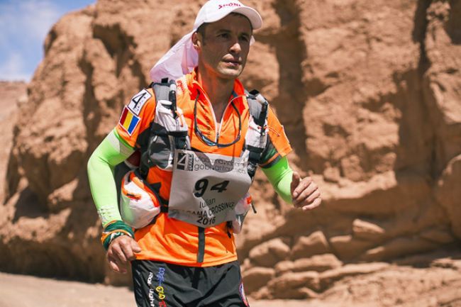 Pompierul român care participă la ultramaratonul "Gobi March" pentru o cauză caritabilă s-a clasat pe un loc fruntaș după prima rundă