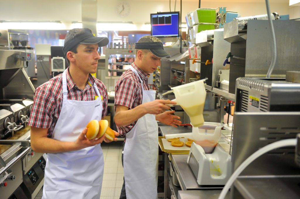 McDonald’s și KFC fac angajări. Ce salariu poți câștiga fără experiență sau studii superioare