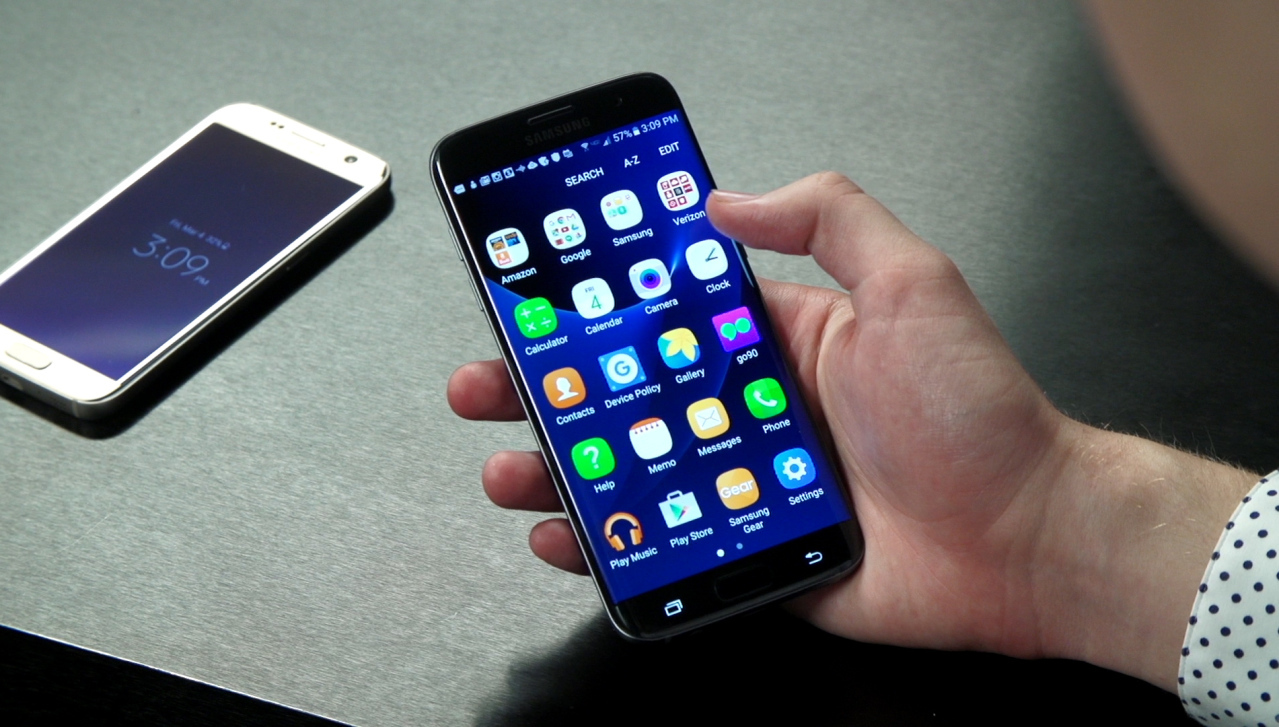 Un alt model de Samsung cu probleme: proprietarul Galaxy S7 Edge pretinde că dispozitivul a explodat la încărcare