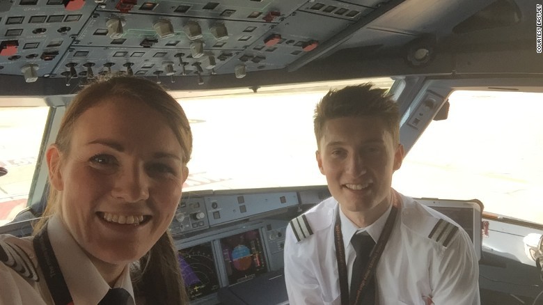 Cine este cea mai tânără femeie pilot din lume și copilotul ei de 19 ani. V-ați urca în avion cu ei?