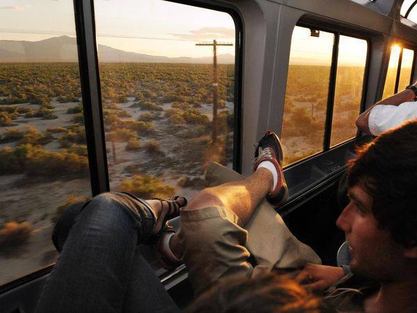 Tinerii s-ar putea plimba prin Uniunea Europeană pe gratis. UE vrea să le facă cadou la 18 ani o vacanță de o lună plătită