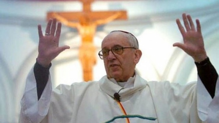 Dezvăluiri ULUITOARE făcute de Wikileaks: Papa știe de existența extratereștrilor și un RĂZBOI în spațiu este foarte probabil!