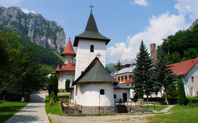 Trei profesori predau unui singur elev, într-un loc pitoresc din România. În 2014, aici s-a înregistrat o singură căsătorie, iar anul trecut niciuna