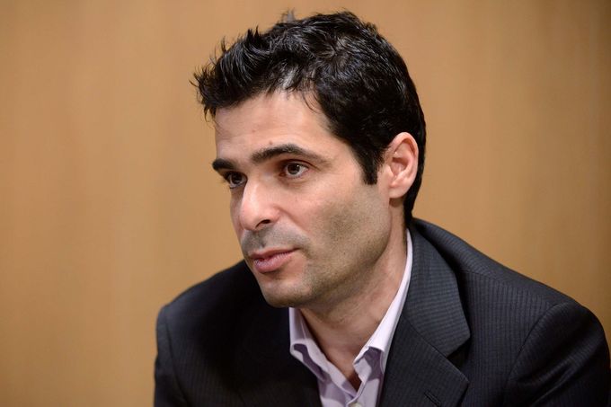 Cum vrea acest tânăr să distrugă o companie gigant evaluată la 69 de miliarde de dolari