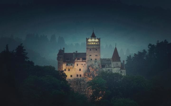 Ai vrea să dormi în sicriul lui Dracula? Cum poți petrece o noapte la Castul Bran pe gratis