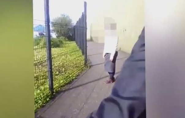O româncă, UMILITĂ în Marea Britanie! Imagini ȘOCANTE cu tirada extremistă a unor britanici: "Nouă nu ne plac românii" - VIDEO