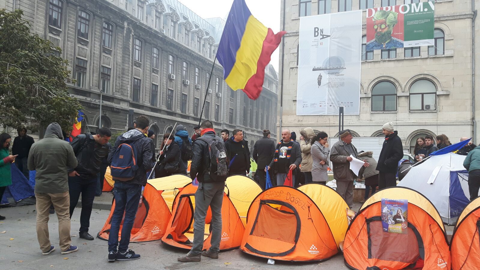 Zeci de unioniști au petrecut noaptea în corturile instalate la Universitate. Protestatarii se întâlnesc azi cu liderii partidelor politice și anunță adunarea generală la ora 16.00 - FOTO/VIDE
