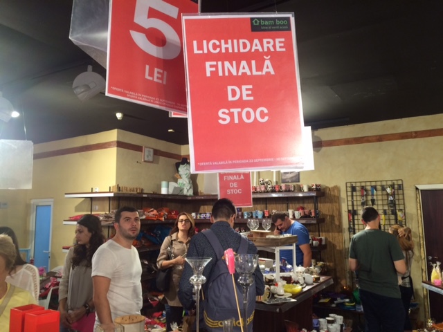 Un lanț de magazine din România se închide și vinde tot! Lichidări de stoc și reduceri masive