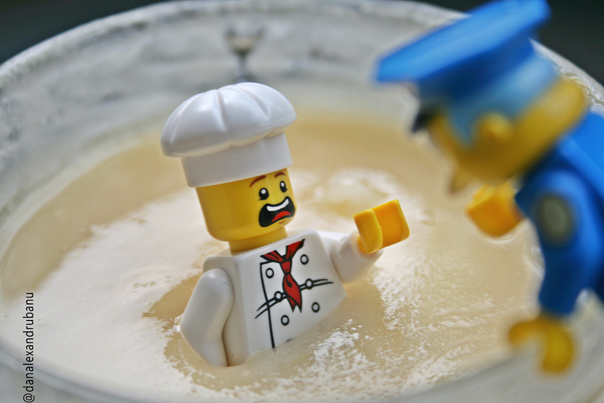 Omul care fotografiază lumea văzută de figurine Lego - GALERIE FOTO