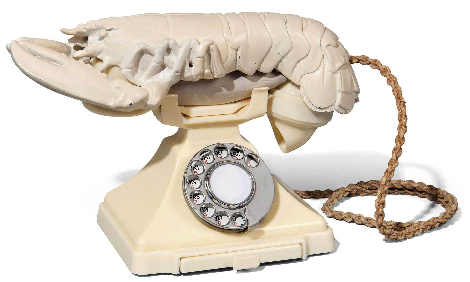 De vânzare: telefonul-homar și o canapea în forma buzelor lui Mae West