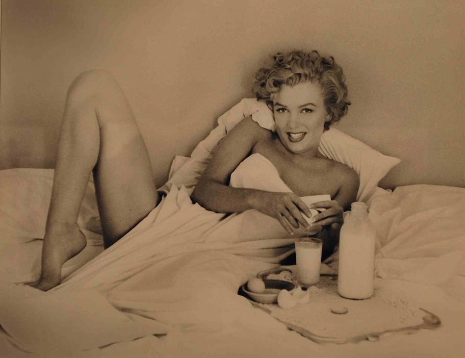 Un fotograf de origine română, logodnicul lui Marilyn Monroe. A fost primul care a pozat-o nud