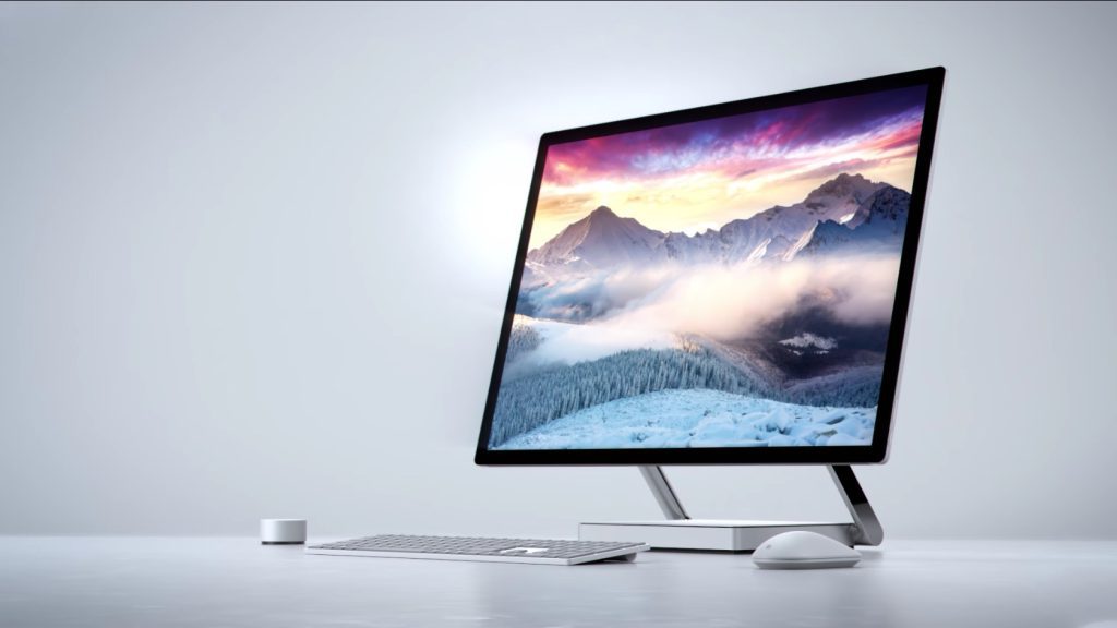 Noile produse prezentate de cei doi giganți din tehnologie. Microsoft lansează un desktop impresionant, iar Apple aduce funcția de touch laptopurilor