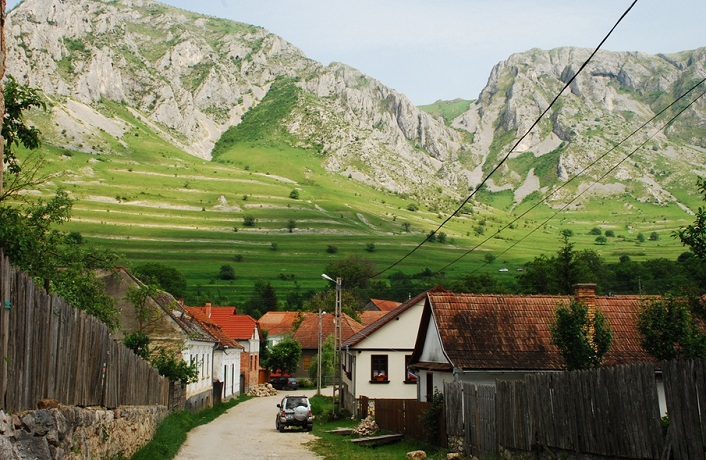 Un sat din România este considerat unic în lume. Localitatea cu un patrimoniu arhitectural extraordinar – GALERIE FOTO