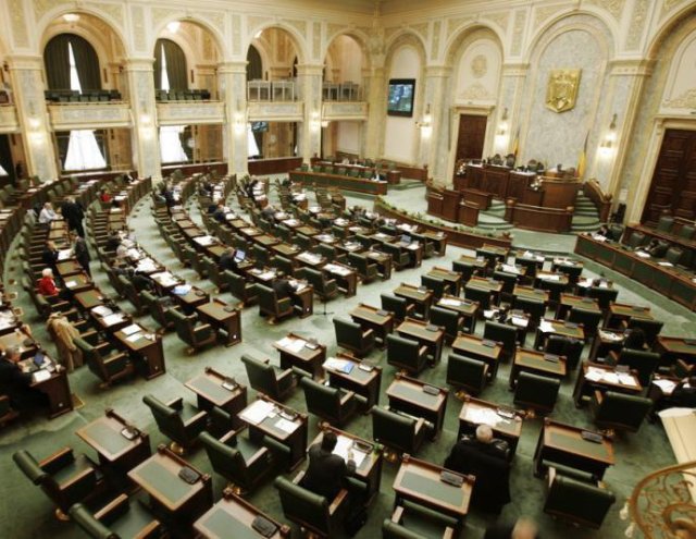 Absurdul politicii românești: 3 senatori se fac că țin o ședință la care participă 0 senatori în sală. VIDEO