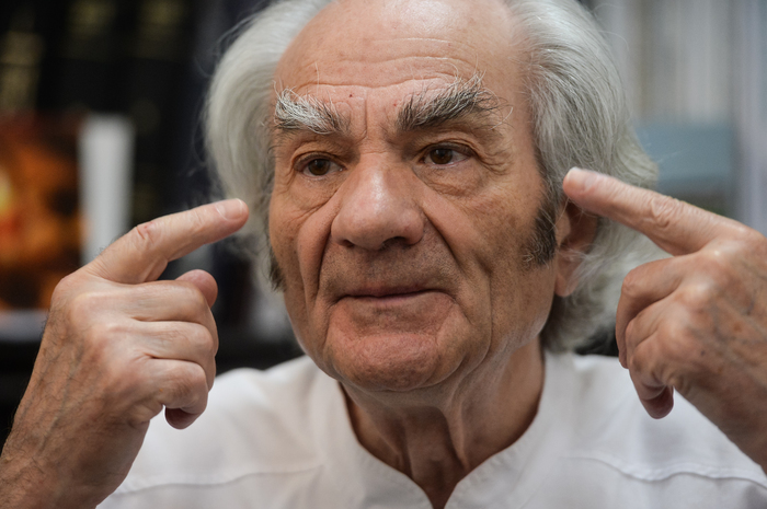 Neobișnuita poveste a lui Leon Dănăilă, neurochirurgul care a vrut să-și vândă casa pentru o carte. „Sunt cel mai sărac medic din lume"