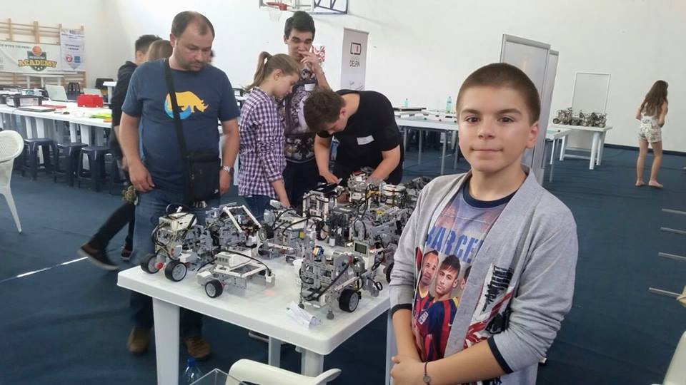 Povestea copilului din România care la 13 ani construiește roboți. Are 97 de medalii de la olimpiade și concusuri