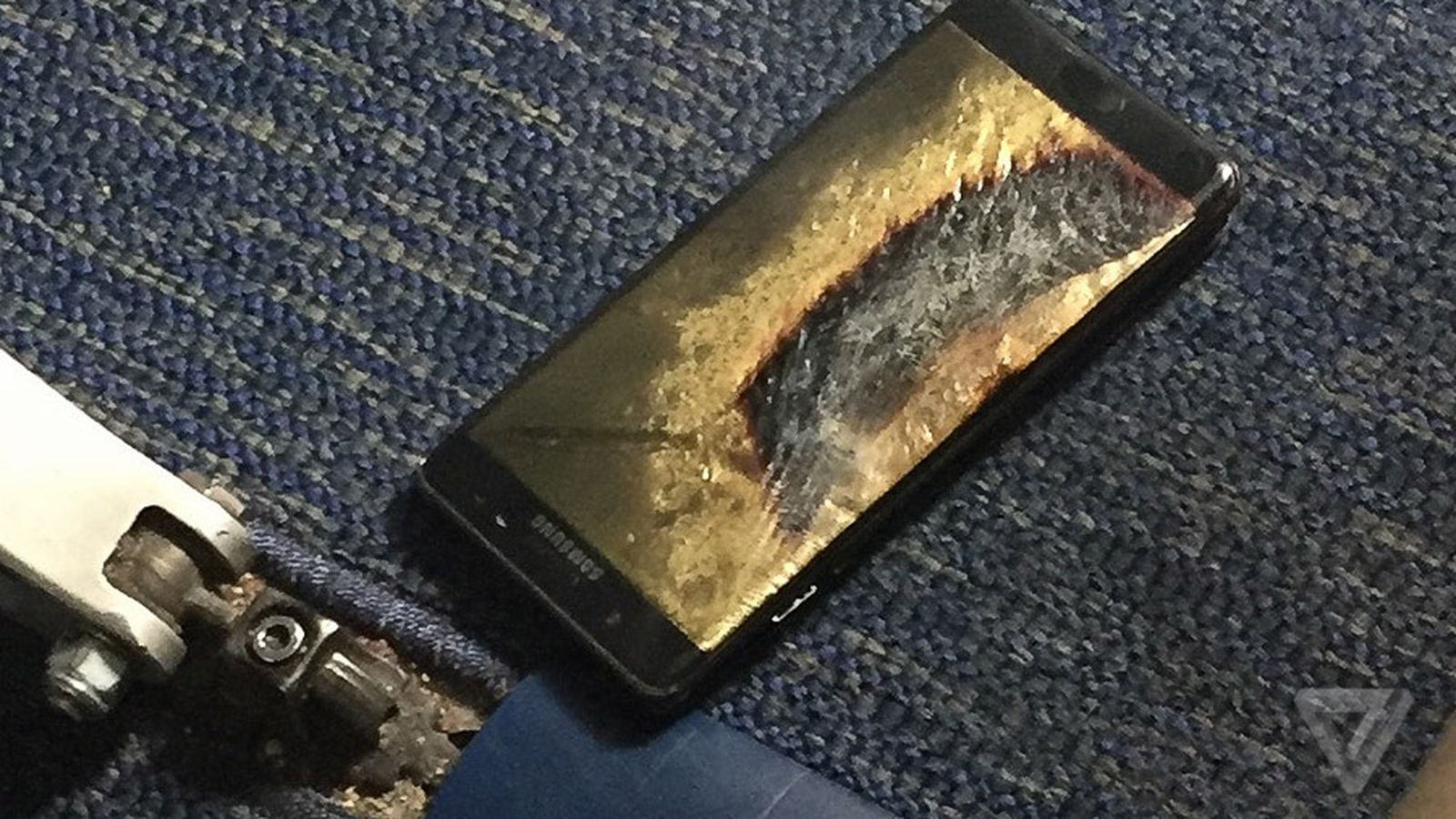 Dezastru pentru Samsung: Un telefon care a explodat într-un avion era să provoce o tragedie