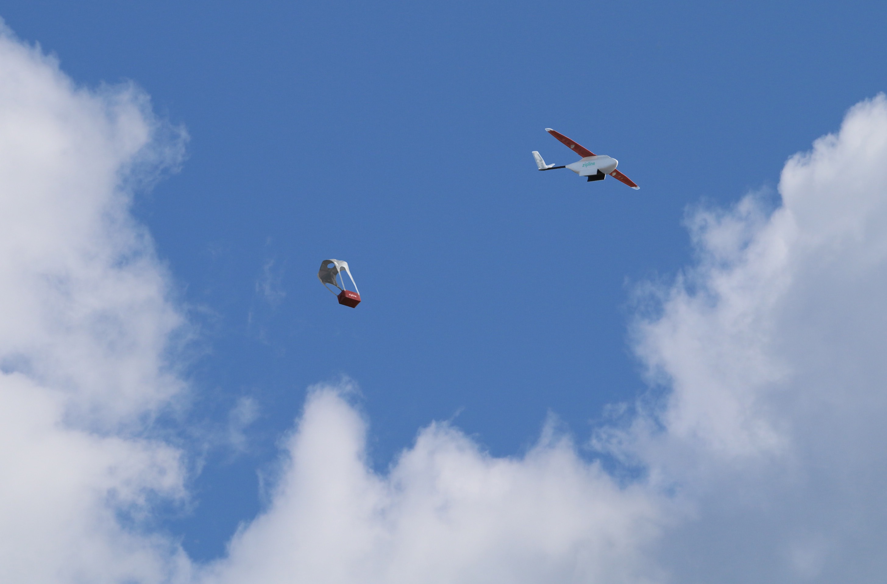 S-a lansat primul serviciu de livrări cu drone din lume. Se vor efectua până la 150 de zboruri zilnice