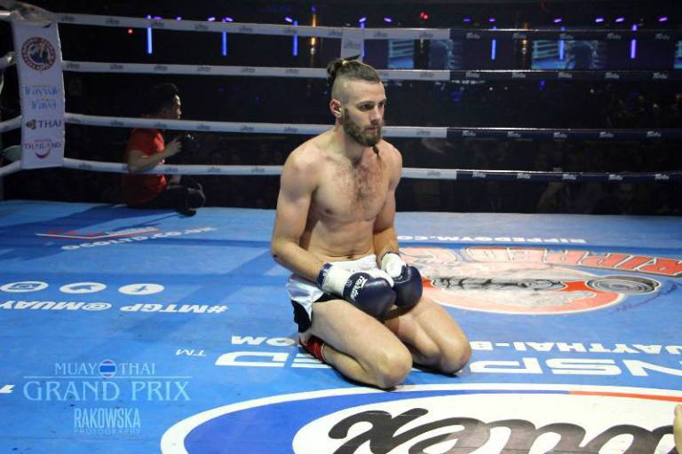 Românul Alex „Bodyhammer” Bublea, campion de Muai Thai în Anglia: „Nu mai conta dacă dorm în stradă sau nu am ce mânca”