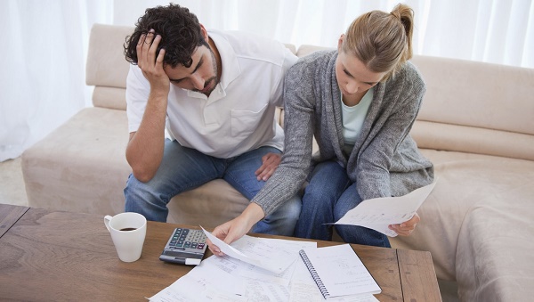 Datornicilor cu credite imobiliare li se pregătește un nou cadou: proprietarii care-și pierd locuințele s-ar putea transforma în chiriași ai acestora