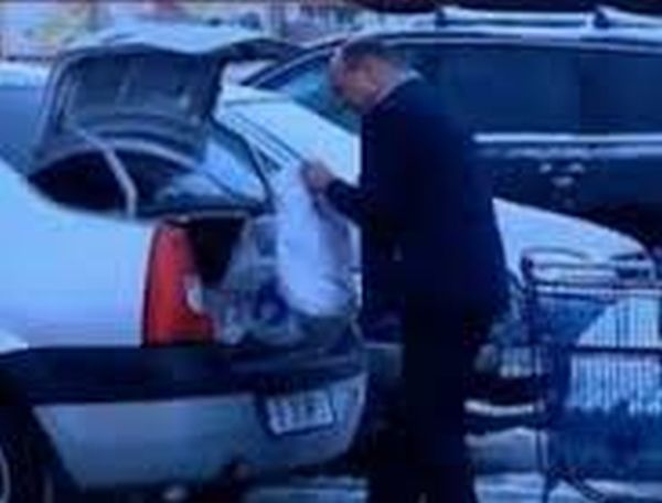 Ar putea fi știrea anului. Traian Băsescu, luat direct din parcare de la Carrefour și dus la DNA: „Vor să mă aresteze”. LIVE