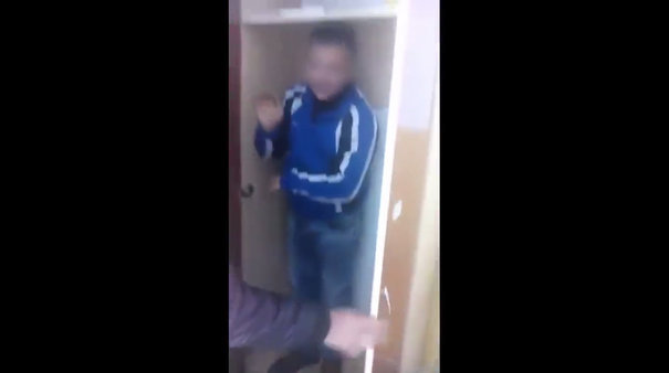 Se întâmplă în școlile din România: Modul BARBAR în care un elev este umilit și BĂTUT de către colegi - VIDEO