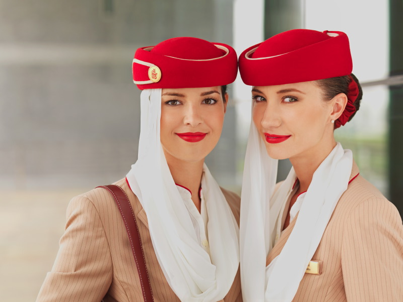 Ce salariu câștigă o stewardesă și ce beneficii are
