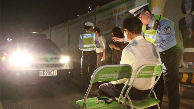 Tortură în mijlocul străzii pentru chinezii care nu respectă legea în trafic