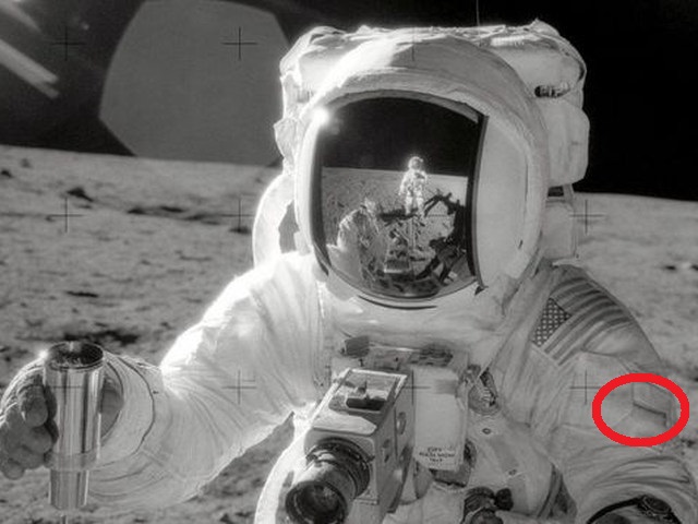 Descoperirea uimitoare de pe costumele astronauților care au zburat pe Lună în timpul celei mai controversate misiuni din istorie. ''Am râs atât de tare încât oamenii ne-au acuzat că am fi fos