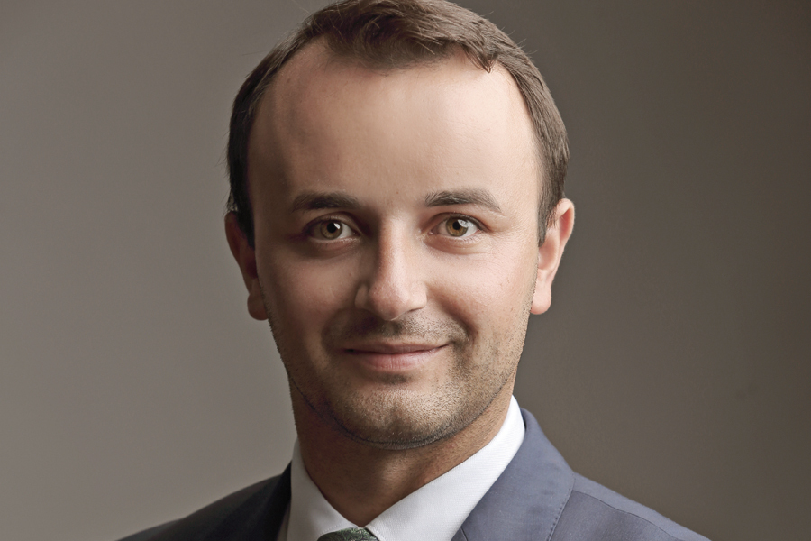 Are 30 de ani și este responsabil de performanța comercială a companiei care vinde primul smartwatch românesc