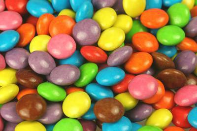 Motivul neașteptat pentru care pachetele de Skittles conțin predominant bomboane de culoare galbenă