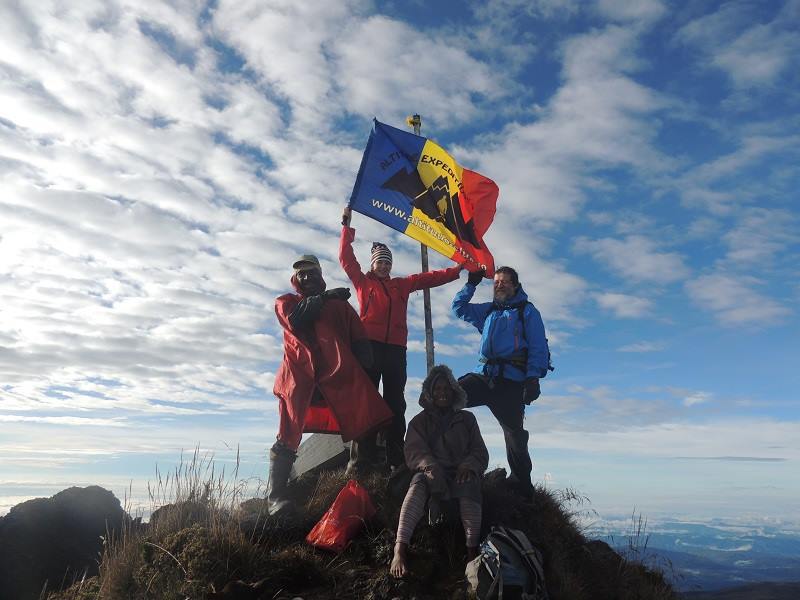 FELICITĂRI! Alpinista din România, Dor Geta Popescu (13 ani), RECORD mondial după ce a urcat pe Vîrful Giluwe, cel mai înalt vulcan din Pacific