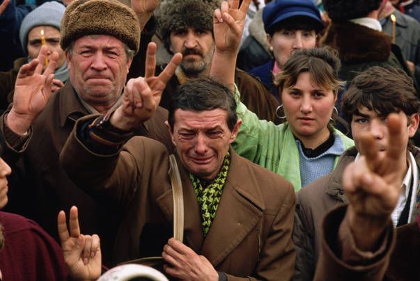 Misterul fotografiei de Pulitzer de la Revoluție. De ce plângea bărbatul devenit celebru în toată lumea