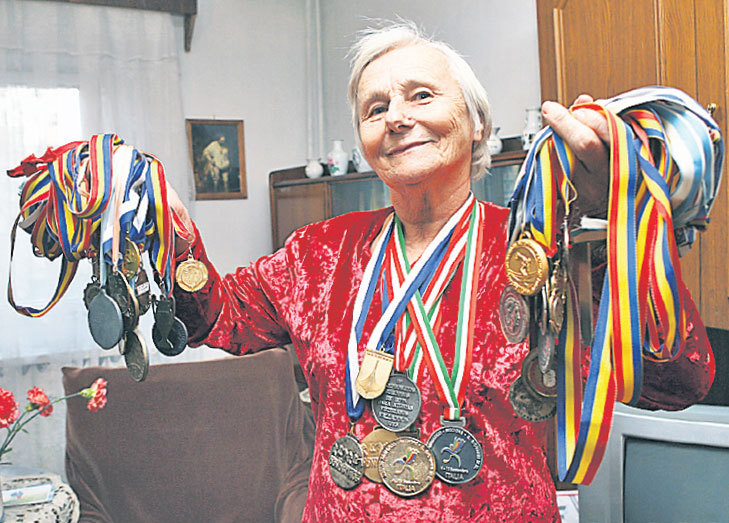 Video "Tinerețea e o stare de spirit, dar bătrânețea ce o fi?". Are 90 de ani și e campioană mondială de veterani la 10 km marș