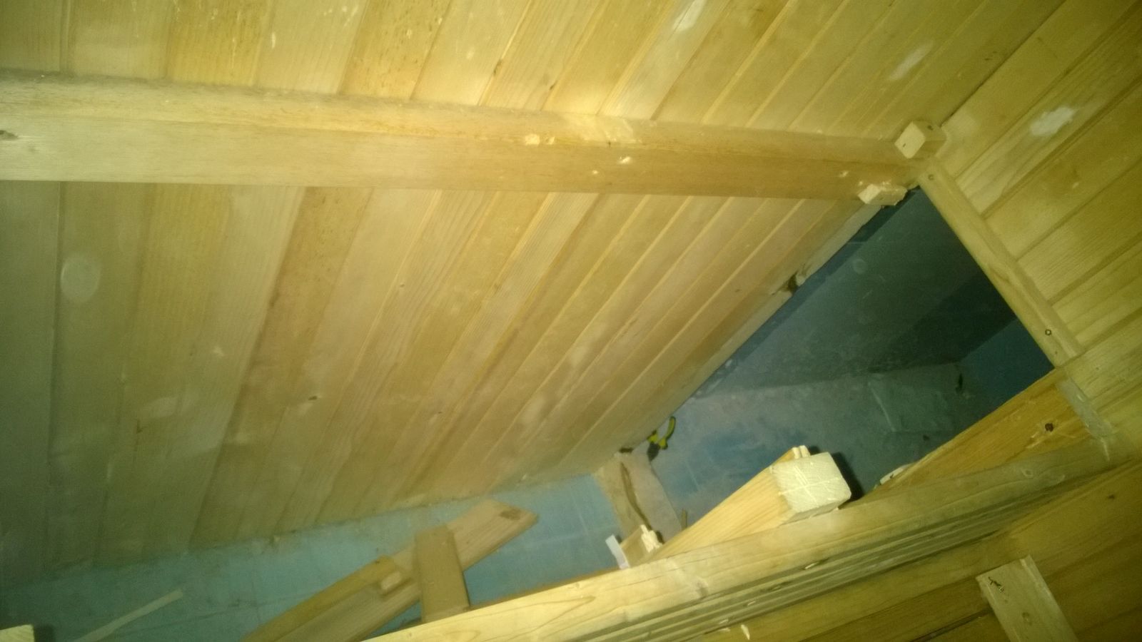 Ca-n FILME. Își săpase un tunel sub piscină în care intra printr-un spătar de scaun. Unde l-au prins polițiștii pe liderul clanului Caran